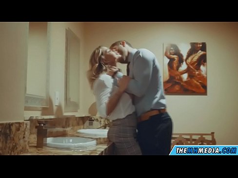 ❤️ Kiam belplena blondulo delogas vin en publika necesejo ❤️❌ Porno ĉe ni ️❤